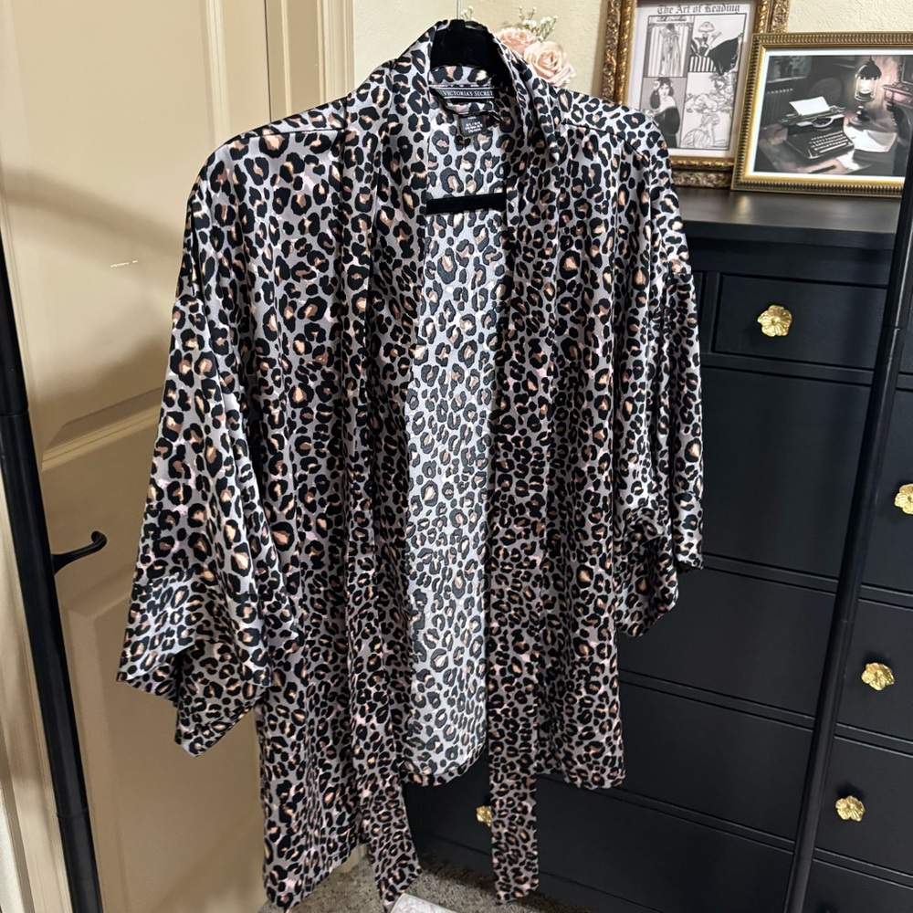 Victoria's Secret Leopard Print Robe - Picture 2 of 8